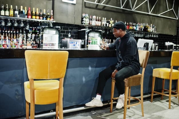 Un client accoudé au bar sous les suspensions